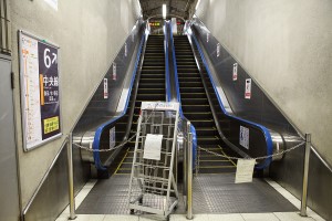 车站、百货店里的电动扶梯，几乎都处于停开状态。