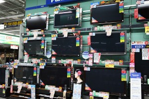 电器店的电视机销售处，以往会播放各种电视节目，现在均关闭了电源。