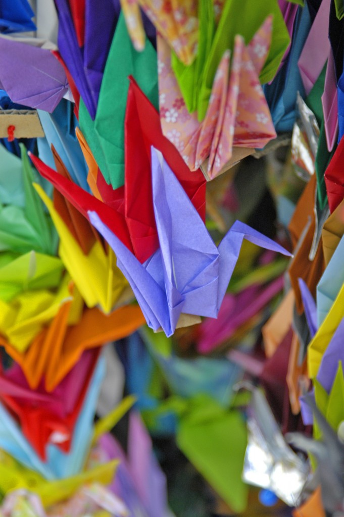 在广岛的儿童和平纪念碑旁，悬挂着无数普通百姓亲手折叠的纸鹤。