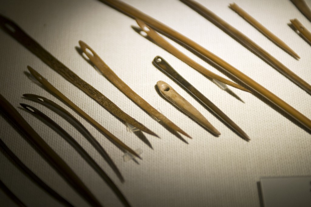 三丸博物馆展出的绳纹时代的骨针 