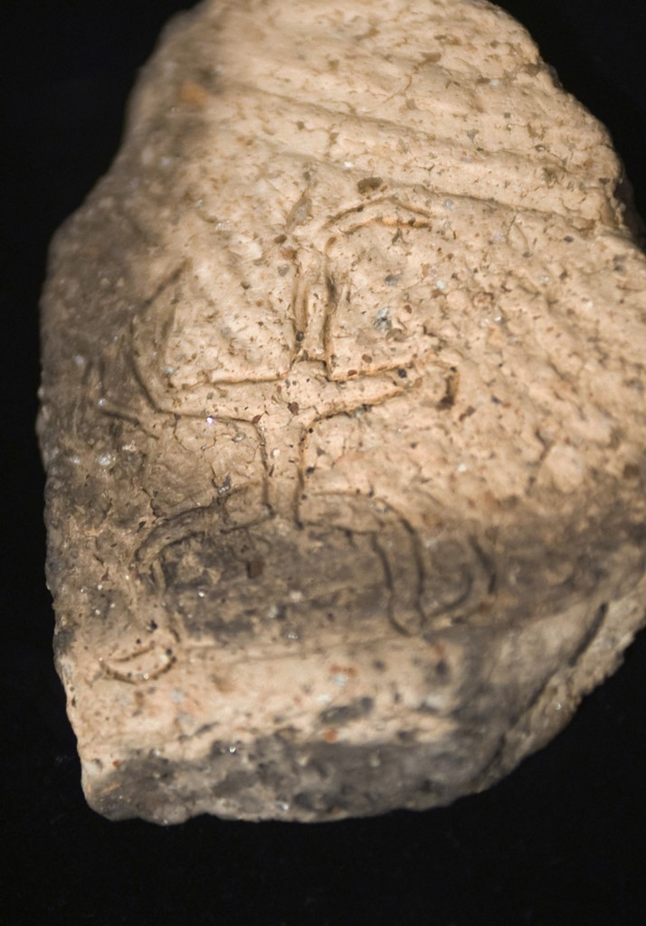 这个有4300年历史的陶器碎片出土于2011年6月，上面刻有人物图案。 