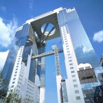 白天的梅田蓝天大厦。
圆孔之间是“空中庭园展望台”
和展望台专用玻璃透明式直达电梯。