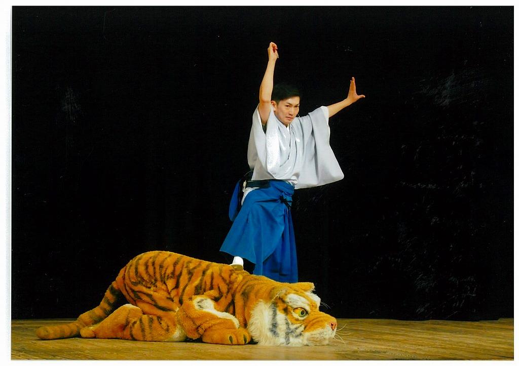 “歌舞伎鉴赏教室”的解说“如何观赏歌舞伎”中出演《国性爷战役》一个场景的坂东龟藏。