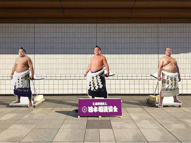 相扑博物馆门口处摆放着现役横纲的真人大小面板