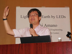 天野浩为参加JST樱花科技计划的各国学生讲解LED原理