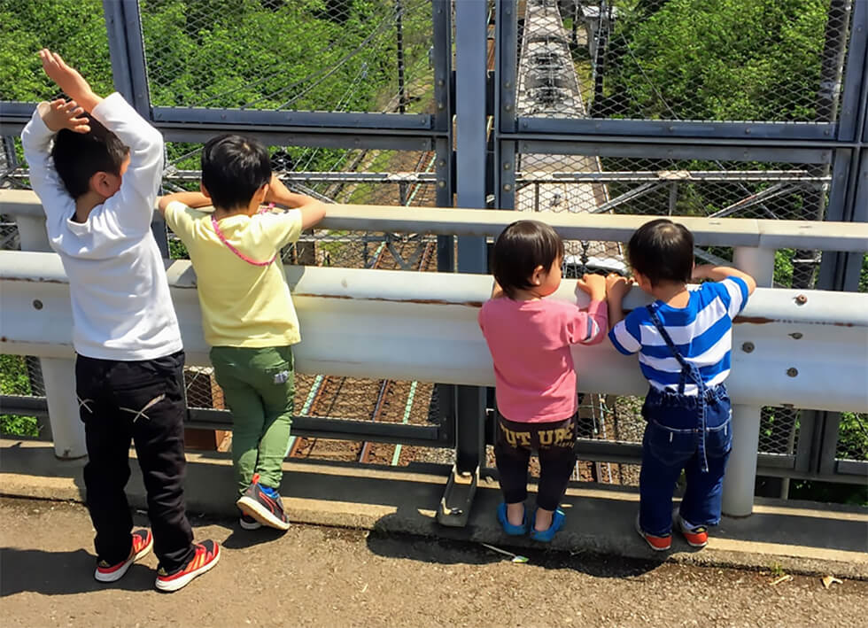 在日本可以在各地看到的小小铁道爱好家的小铁男儿们