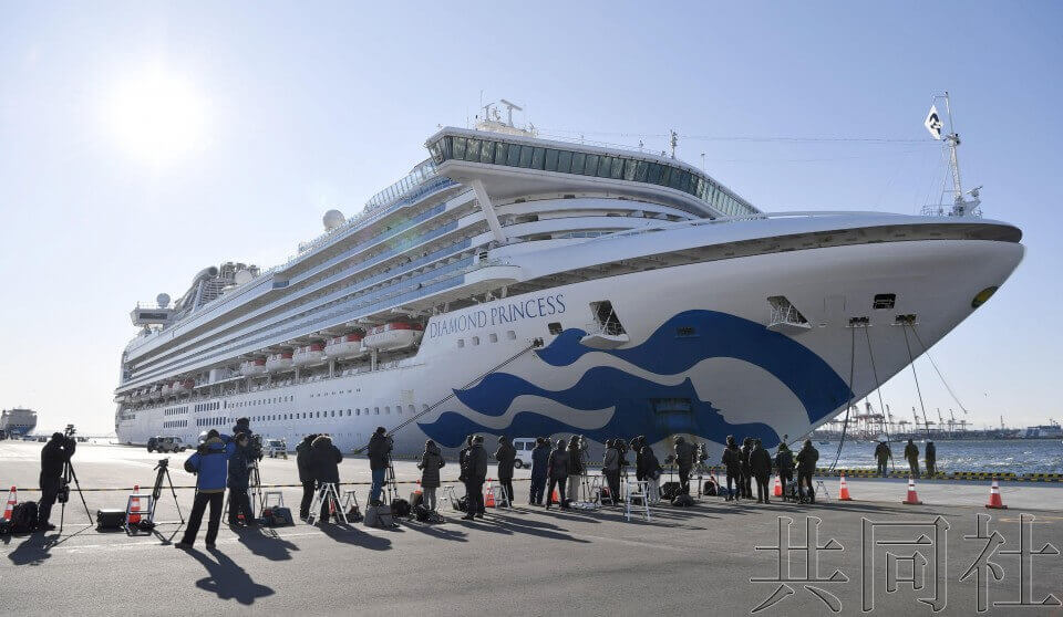新型肺炎 钻石公主号游轮首批500游客开始下船,乘坐公共交通返乡
