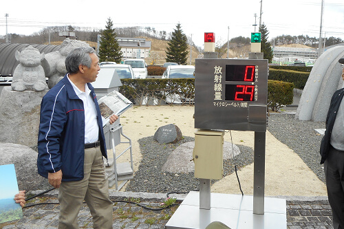 位于饭馆村村公所前的辐射量显示屏