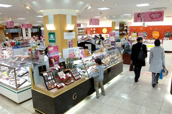 著名糖果食品店也在百货公司地下卖场开设食品销售专柜