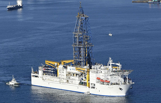 日本文科相称深海探测船成功采掘含稀土淤泥