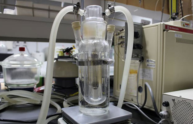 九州大学开发出光催化剂，利用光将CO₂和塑料同步转化为化学品