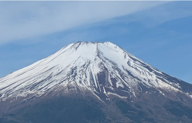 北海道大学等发现富士山在降雨时会山体膨胀，原因是雨水渗入地层缝隙