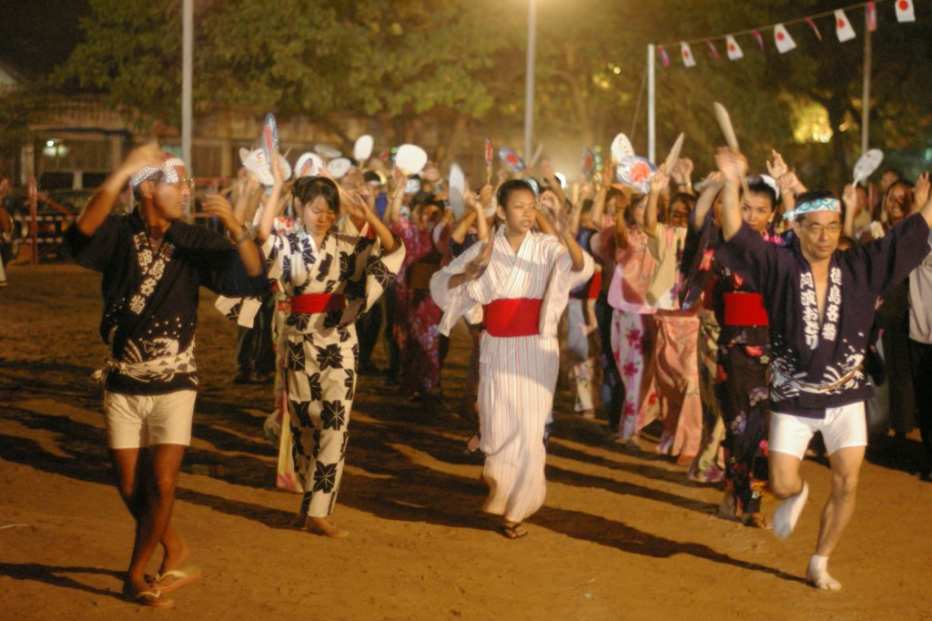 在柬埔寨举办的盂兰盆舞大会。