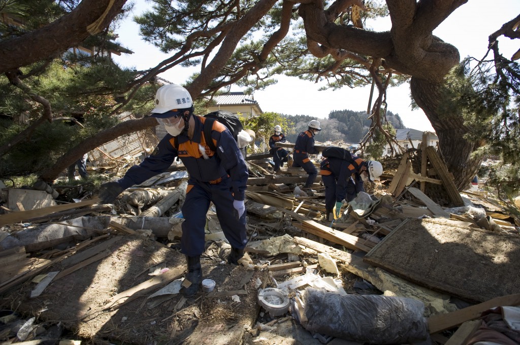 日本警视厅的救援队员正在搜索失踪人员。