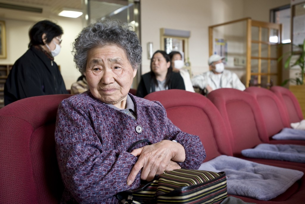 在候诊室等待治疗的老妇人。