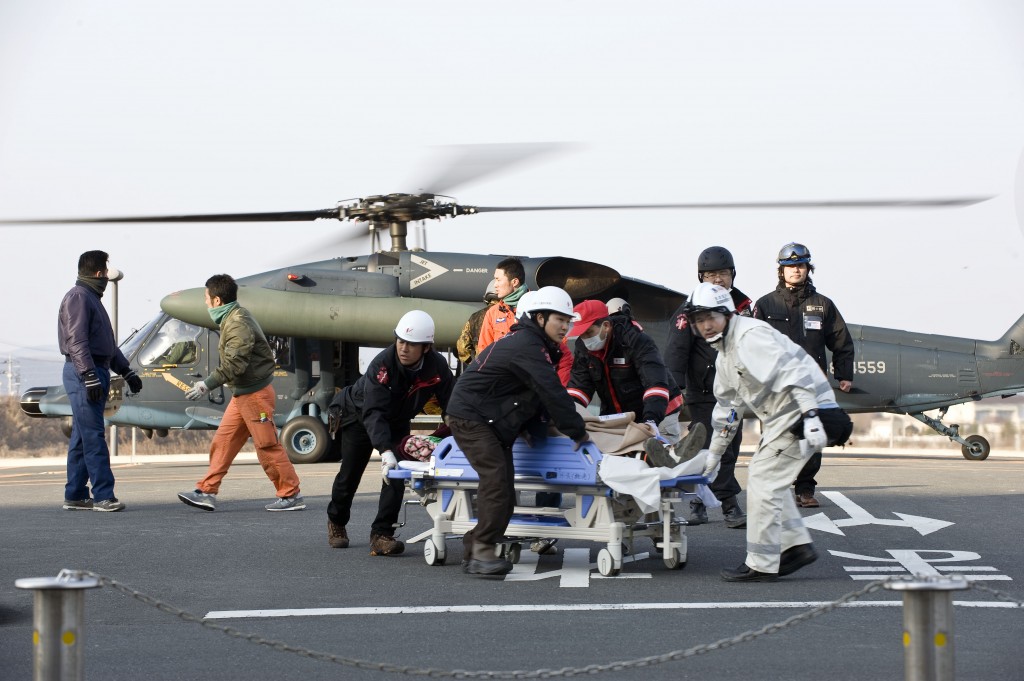 自卫队的直升机正在救助受灾居民。