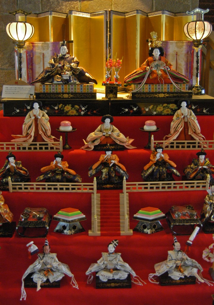 三月三日是日本的女儿节。梯台上放的是天皇、皇后及其随从的玩偶。