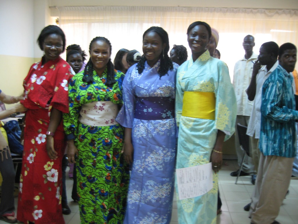 非洲高等经营中心（塞内加尔）的学生们。