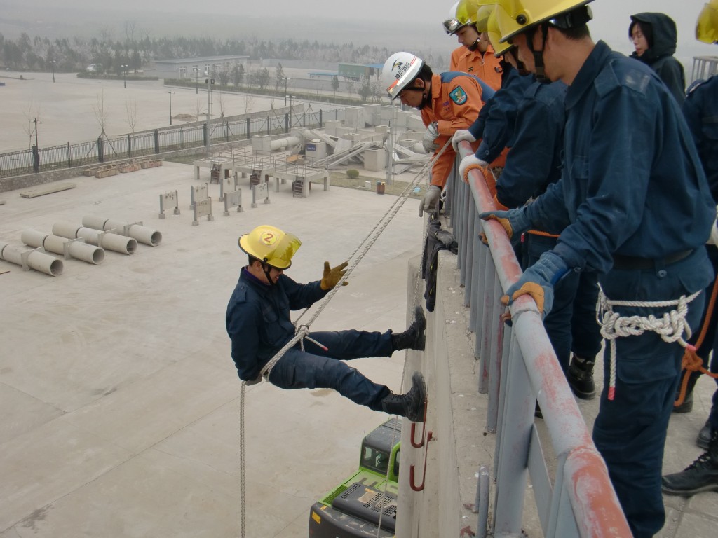 在北京郊外的国家地震紧急救援训练基地开展的救助训练。（JICA  提供）