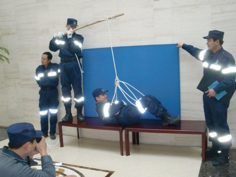 指导学员们掌握绳索的救助技术。（JICA  提供）