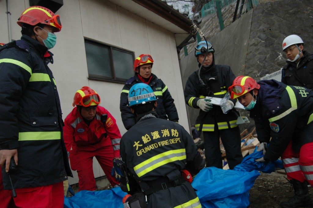 在岩手县大船渡市，参加救援活动的大船渡市消防队和中国救援队。（JICA  提供）