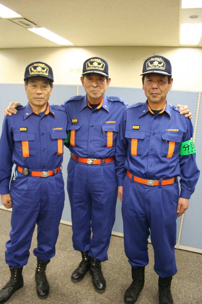 八王子市消防团的平野文彦分团长（右）、浦边博团长（中央）及井上洁分团长。