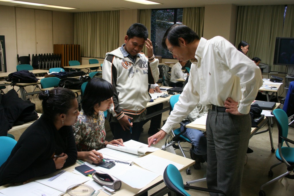 国际地震工学中心所长古川信雄（右）与海啸防灾学科的学员们。