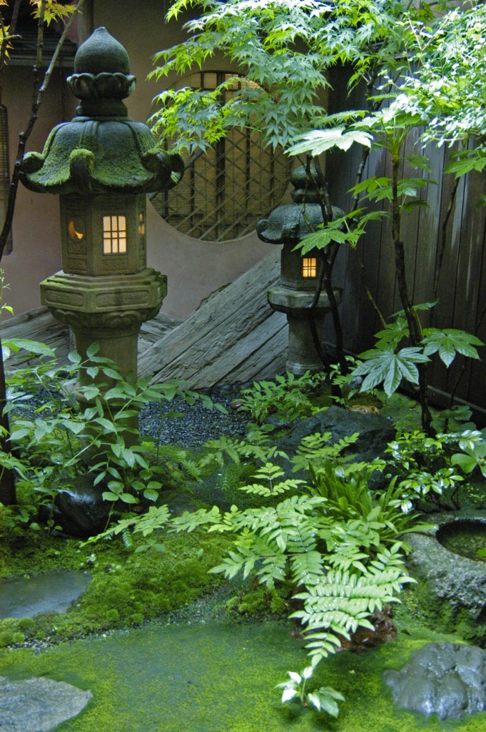 日式花园能够在最小的空间内展示出奇特美景。