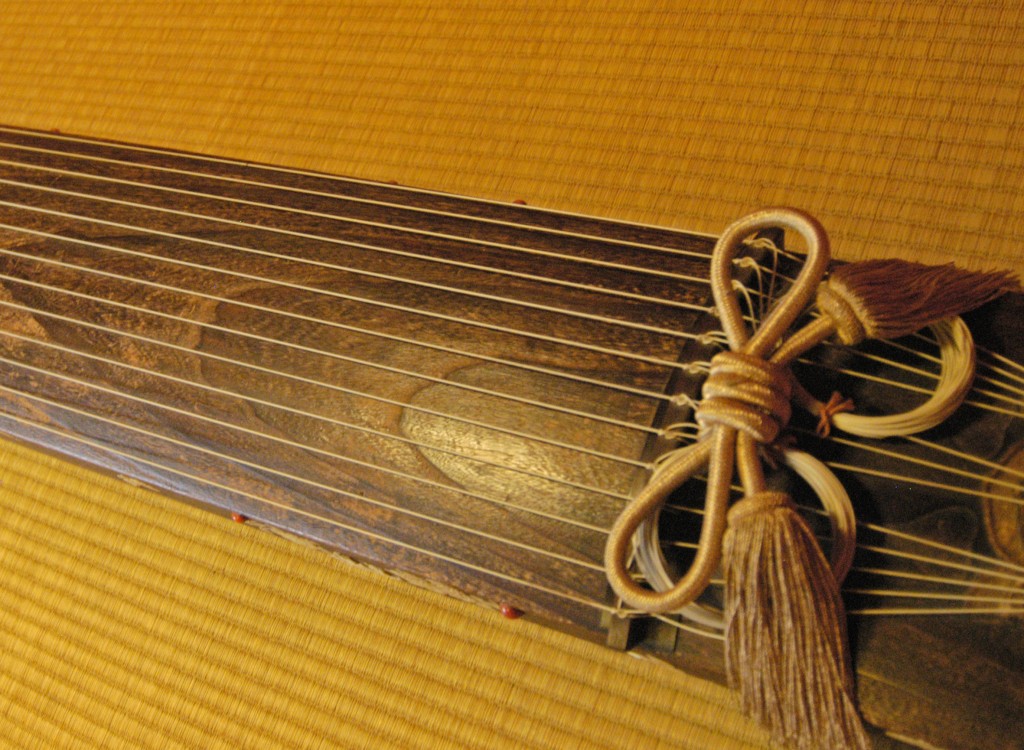 十三根弦古筝带有可移动的筝柱，可自由调至各种音域。