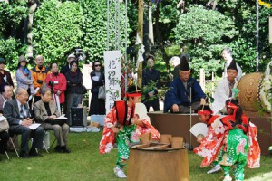 涩泽荣一纪念财团理事长、敬三的长子涩泽雅英在观看孩子们手持水桶起舞的“花之舞”。   （日本综述  摄影）