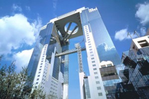 白天的梅田蓝天大厦。
圆孔之间是“空中庭园展望台”
和展望台专用玻璃透明式直达电梯。