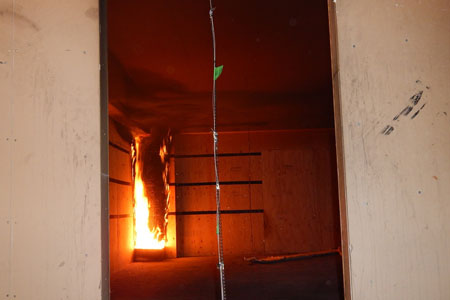 照片5   木质内装修空间中的火灾性状（左：100千瓦加热时，右：实验结束时）
