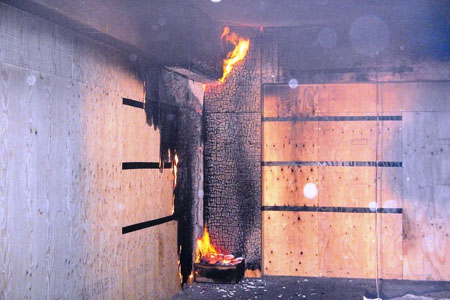 照片5   木质内装修空间中的火灾性状,实验结束时