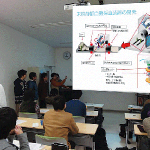 写真1　2013年在“医疗器械学”讲座中，学生对医疗器械新创意做演讲报告。
