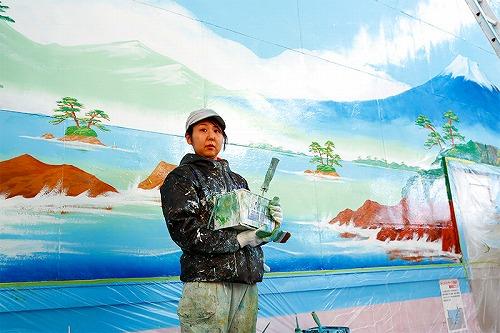 田中还承接私人住宅的浴室油漆画绘制工作