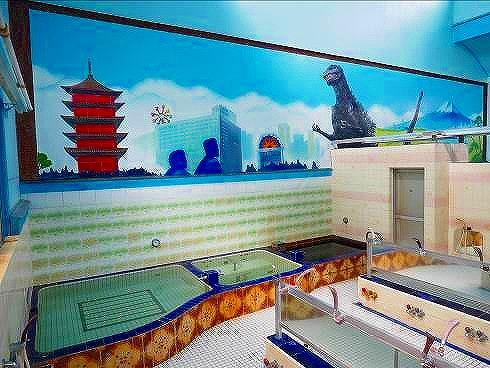 大田黑汤温泉 第二日之出汤”浴池墙壁上的“哥斯拉”油漆画