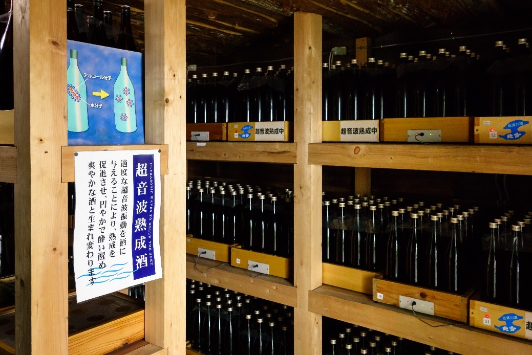 贮藏库里，利用超声波醇化中的日本酒