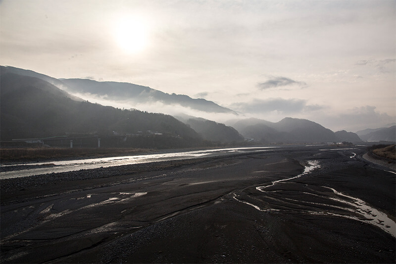 手抄和纸之乡西岛位于富士川河畔，群山环绕，具有得天独厚的优质水资源