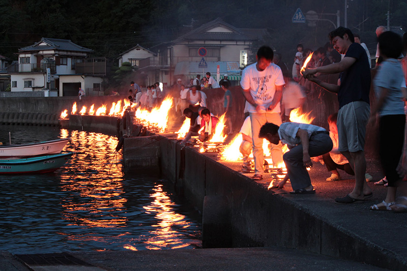 静冈县沼津市居民聚集在海边点燃盂兰盆节的迎魂火