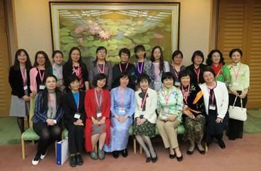 中国女科学家同日本众议院议长大岛等要人欢谈