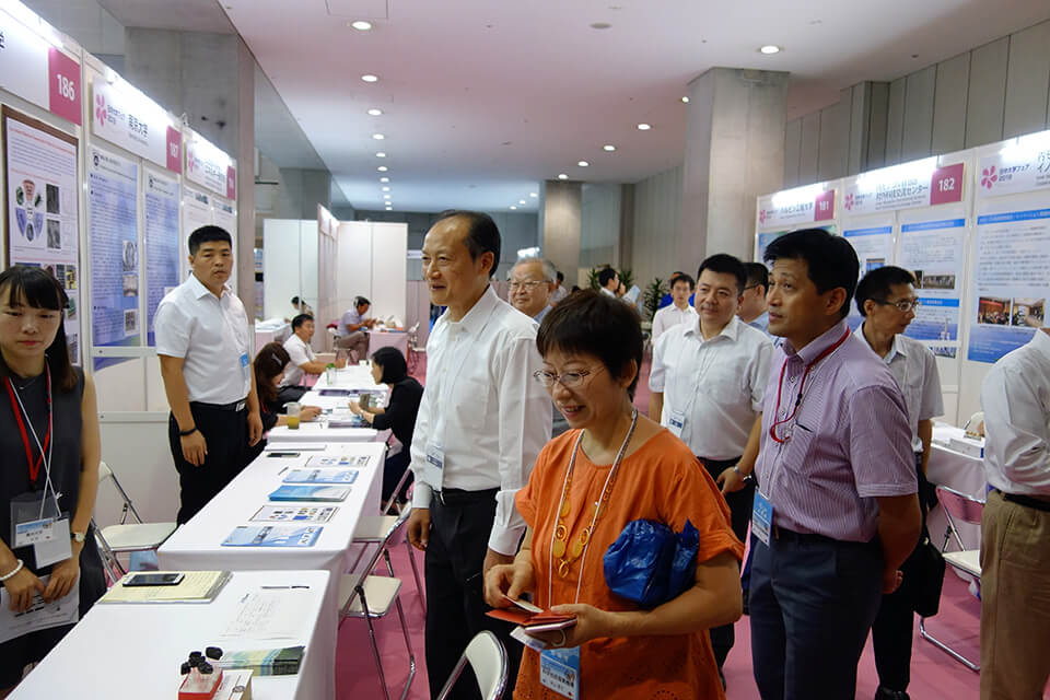 中国科学技术部党组成员夏鸣九一行参观本届展会