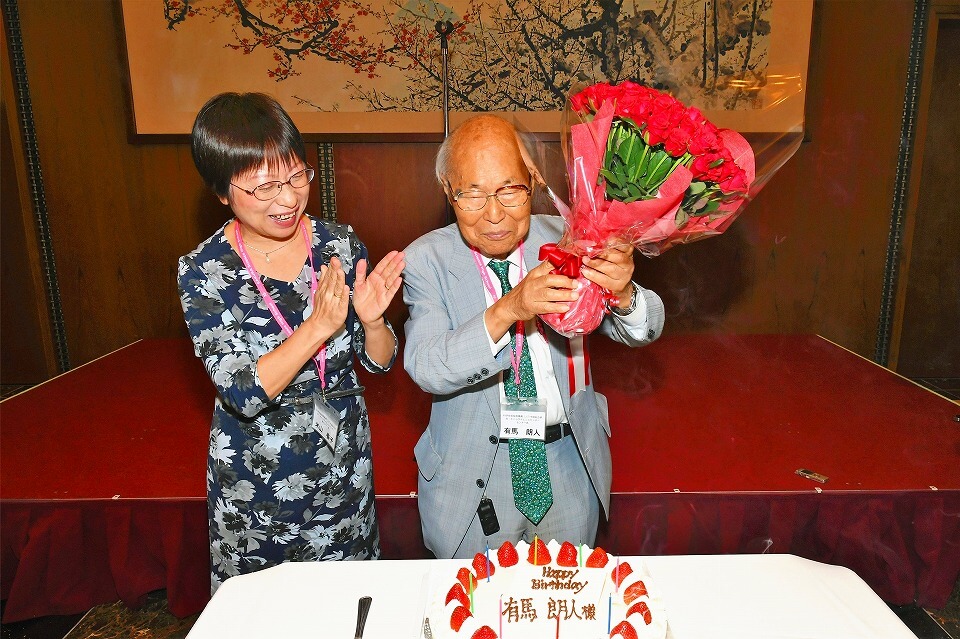 中国大使馆为有马先生准备了生日蛋糕，JST中国综合研究交流中心副主任米山春子向有马先生赠花