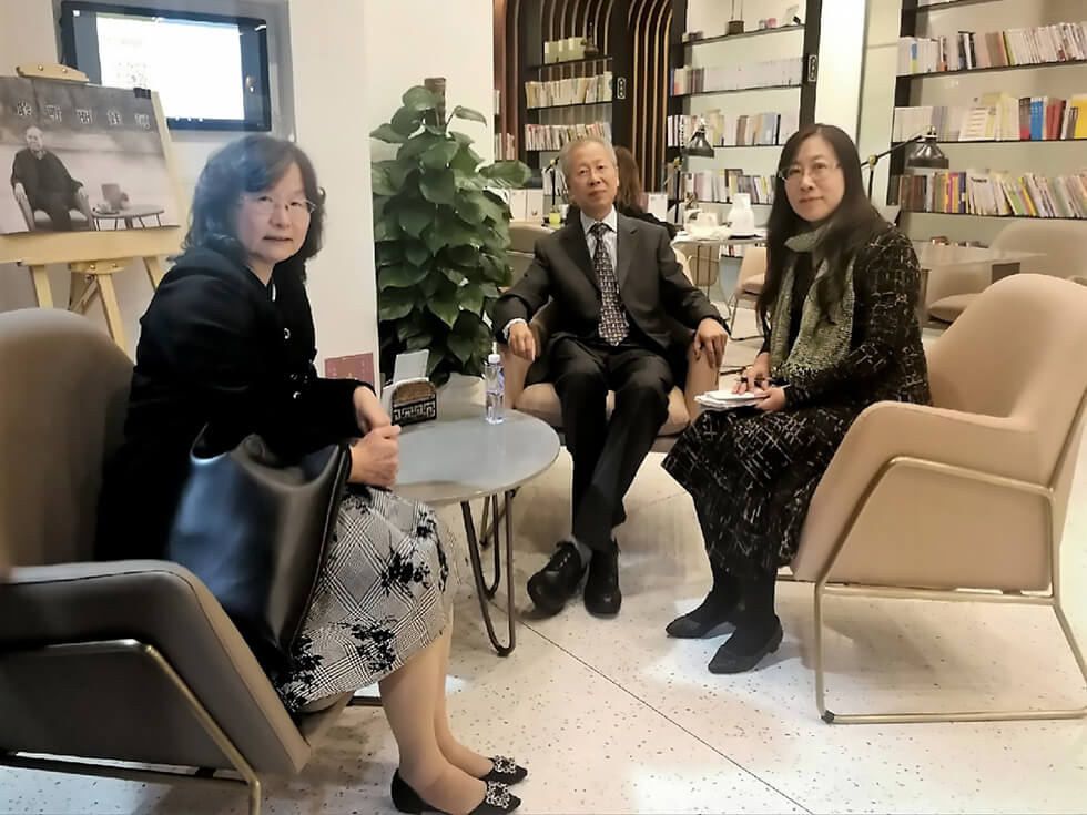 比赛后笔者采访张进（中）、张雪娜（左）评委