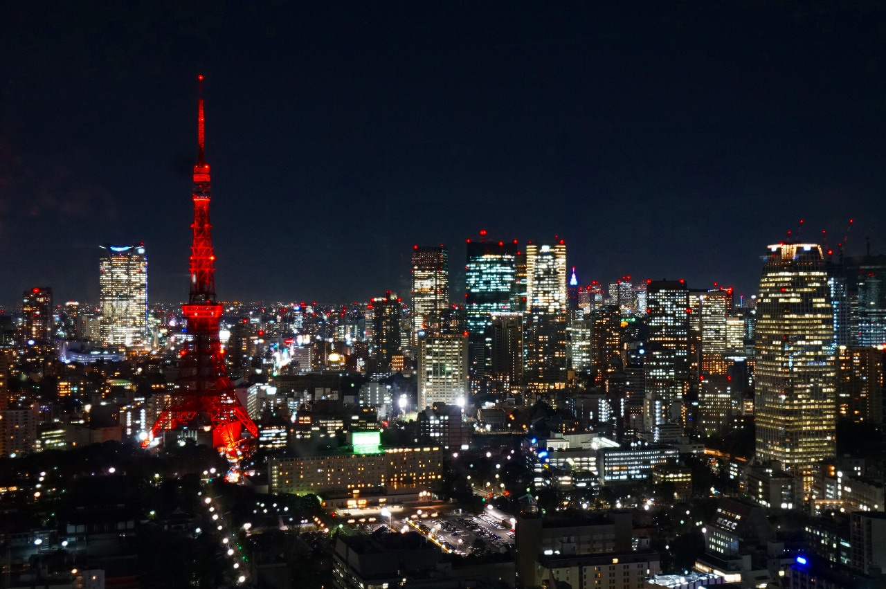 东京塔除夕夜披红妆，象征意义大于美观