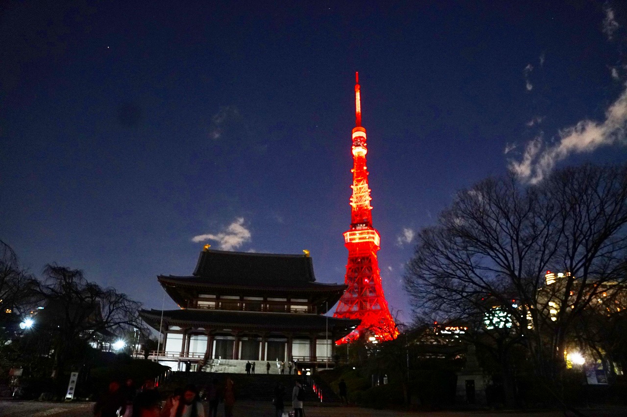 东京塔除夕夜披红妆，象征意义大于美观