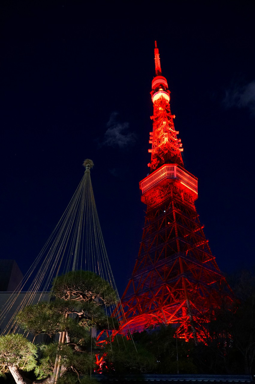 东京塔除夕夜披红妆，象征意义大于美观