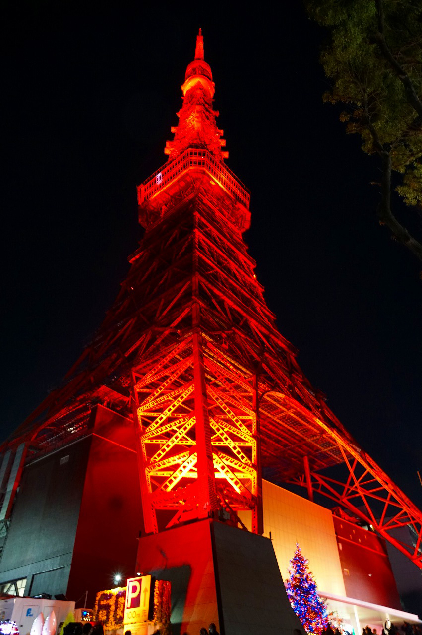 东京塔除夕夜披红妆，象征意义大于美观