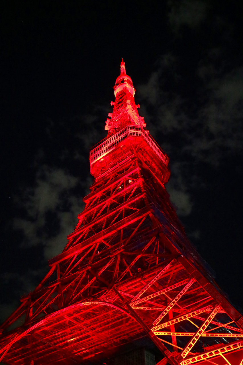 东京塔除夕夜披红妆，象征意义大于美观