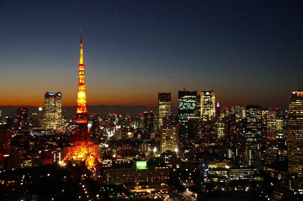 东京塔除夕夜披红妆，象征意义大于美观