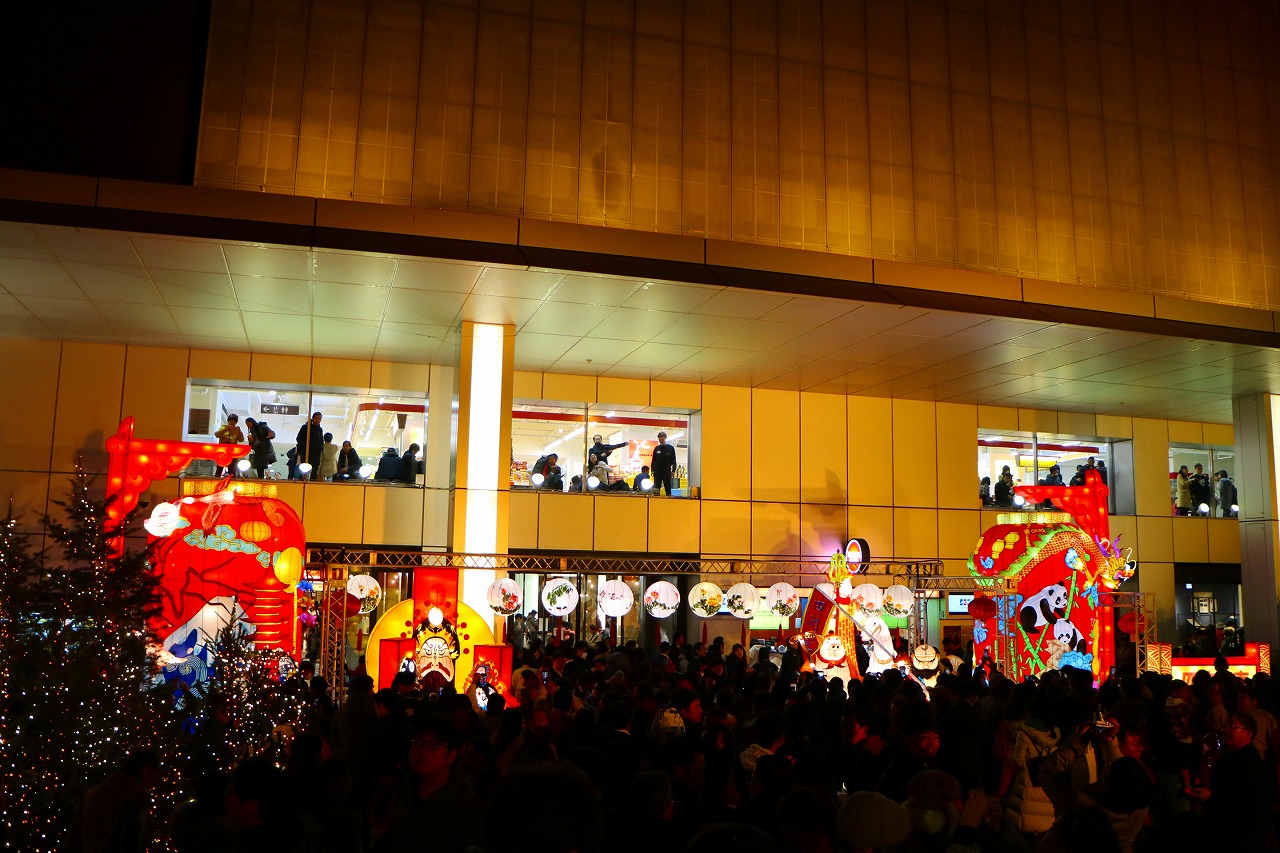 东京塔除夕夜披红妆，象征意义大于美观